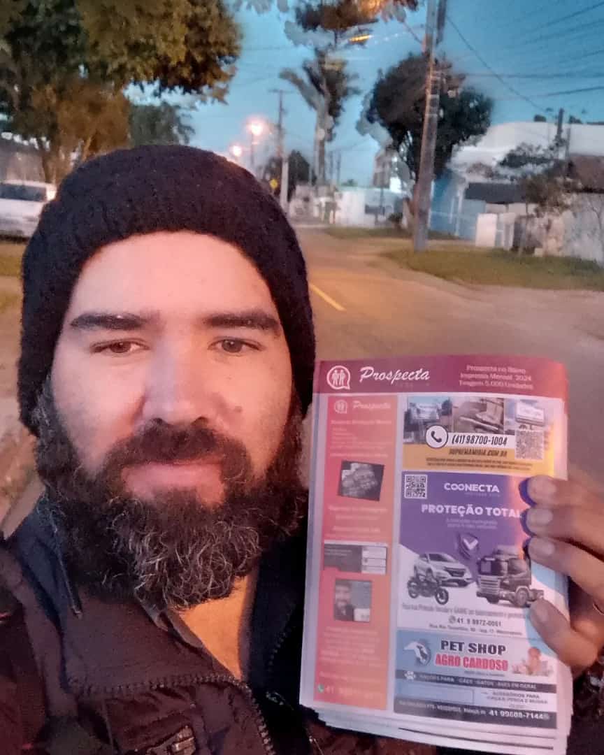 Profissional distribuindo panfletos à noite