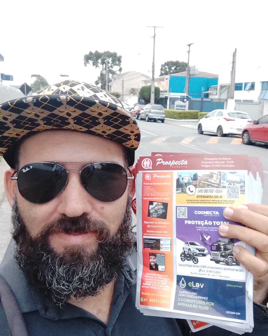 Profissional com material de panfletagem
