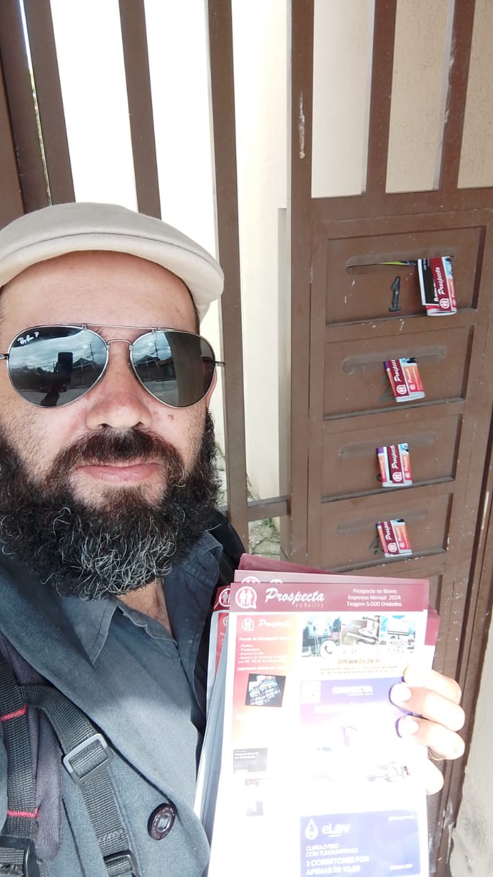 Distribuição de panfletos em área residencial